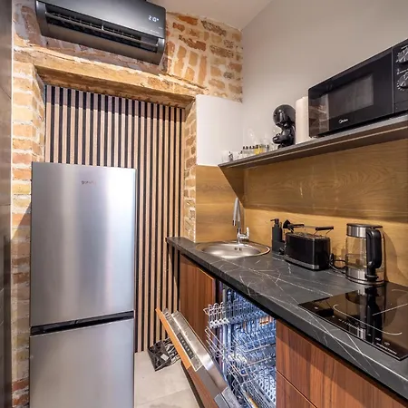 The Parkside Ground-floor With Street Parking 리가