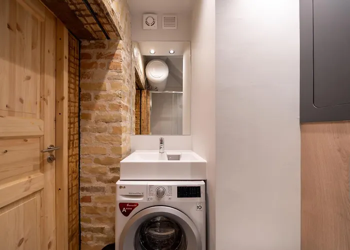 The Parkside Ground-floor With Street Parking 아파트 *